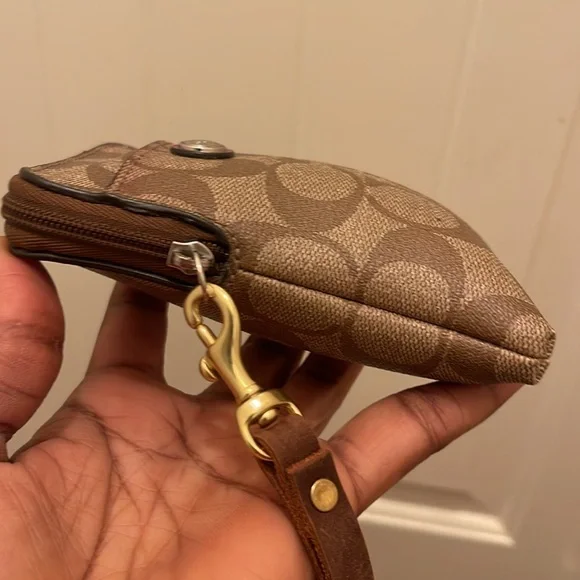 Coach, please check all picture of condition - Picture 9 of 17